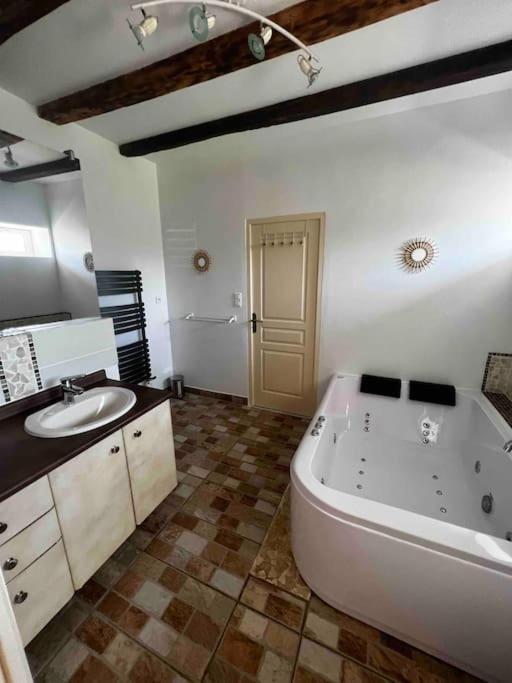 Villa Longere Berrichonne, Calme Absolu, 13 Personnes à Saint-Pierre-les-Etieux Extérieur photo